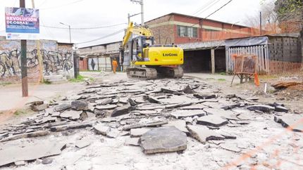 Asfaltan los últimos 300 metros de la calle Héctor Flores. Asfaltan los últimos 300 metros de la calle Héctor Flores.