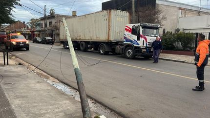 El camión arrastró los cables e hizo caer el poste.