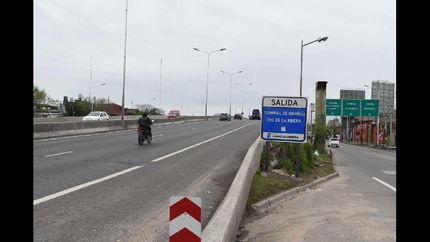 camino negro: senalizan las salidas que tiene la autopista