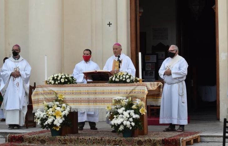 La misa se realizó en el atrio de la Catedral de Lomas de Zamora.