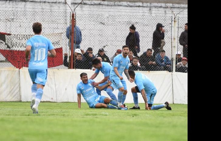 González acarició la pelota con la zurda y metió un auténtico golazo.