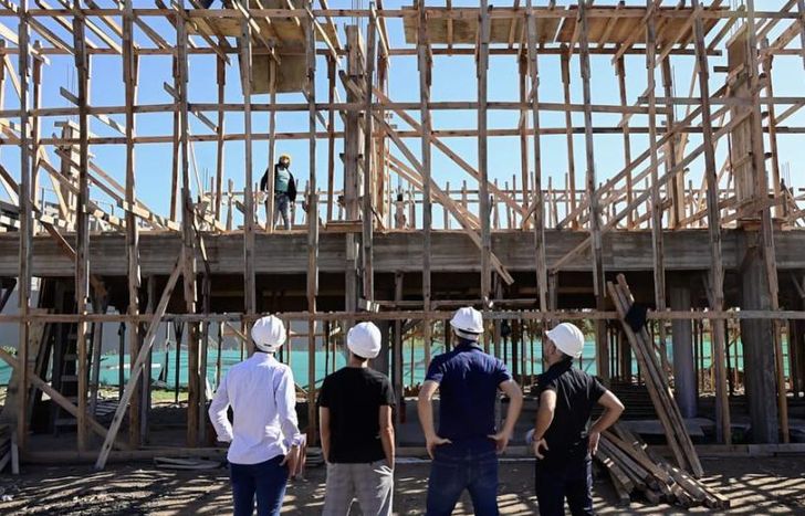 Están construyendo nuevos espacios educativos y administrativos.
