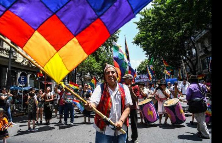 Banderas y carteles, en una marcha colorida.