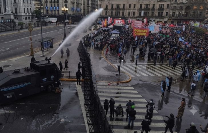 Mientras los senadores debaten, el Gobierno reprime en los alrededores del Congreso.