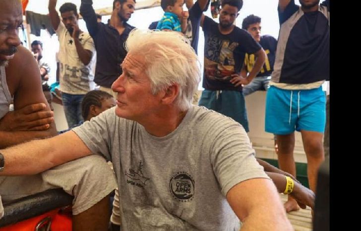 Gere, que está casado con una empresaria española, lamentó que exista “una cierta paranoia generalizada, un temor a ayudar al extranjero”.