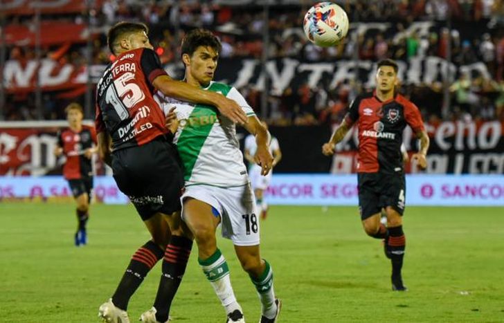 Enrique y Calcaterra miran como se escapa la pelota.