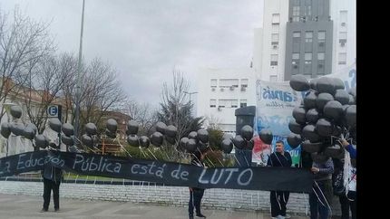 Hubo una suelta de globos en la Plaza Grigera.