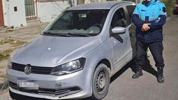 El auto robado en Lomas, recuperado por la Policía.