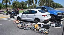 El auto robado y los elementos incautados por la Policía.