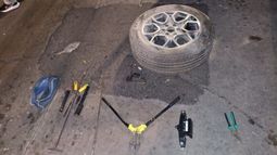 La rueda y las herramientas incautadas a los delincuentes.
