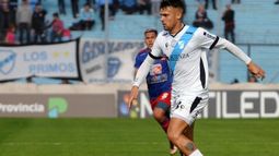 En su pierna izquierda, tiene un tatuaje de Temperley.