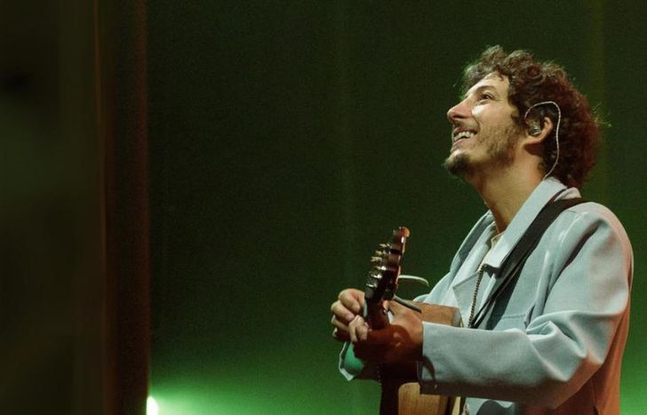 Adrián Berra toca en Lomas.