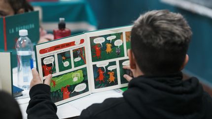 En Lomas de Zamora, los estudiantes pueden llevarse libros de la escuela a sus casas. En Lomas de Zamora, los estudiantes pueden llevarse libros de la escuela a sus casas.