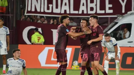 Dylan Aquino recibe el saludo de sus compañeros luego de marcar el empate de Laús. Dylan Aquino recibe el saludo de sus compañeros luego de marcar el empate de Laús.