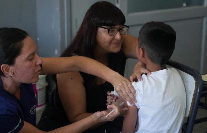 Controles y vacunas en la Primaria N°84 de Centenario.