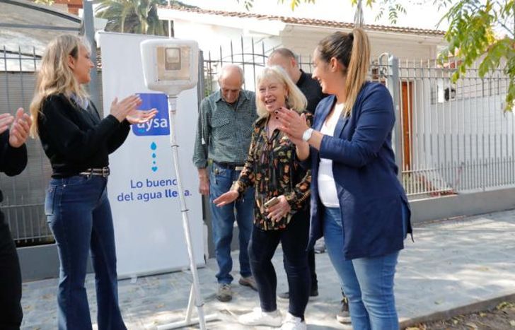 Malena Galmarini y Marina Lesci, en el avance de las obras cloacales.
