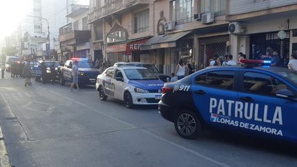 La calle Maipú, llena de patrulleros tras el homicidio.