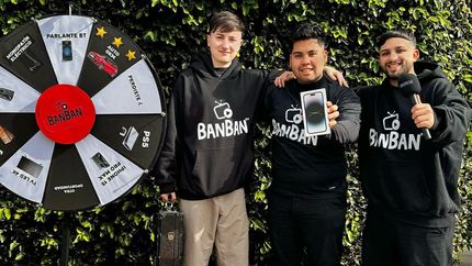 Los amigos con la ruleta de los desafíos. Los amigos con la ruleta de los desafíos.