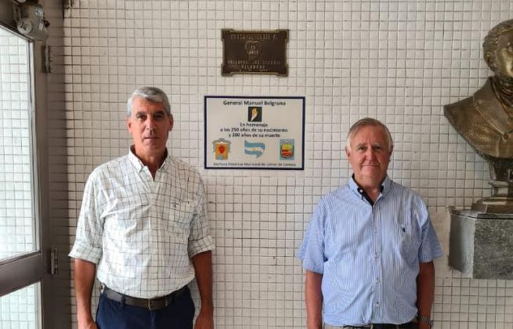 Alfredo Grassi en el Colegio Belgrano, donde se colocó la placa.