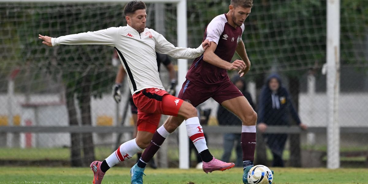 Lanús disputó dos partidos ante Huracán, de visitante.