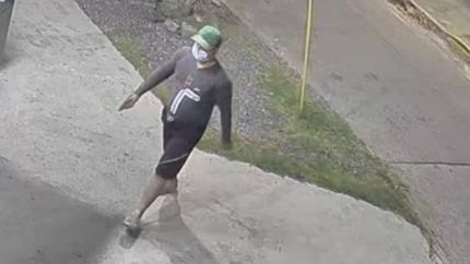 La víctima pide testigos para identíficar al acosador.