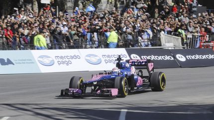 Franco Colapinto deslumbró en las calles de Buenos Aires.