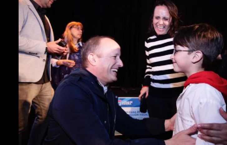 martín encabezó la entrega de lentes a chicos de una decena de escuelas de lomas.