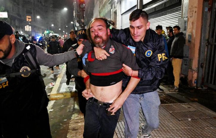 Alertan por los derechos humanos de los detenidos en las protestas afuera del Congreso.