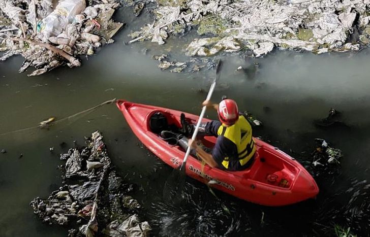 Utilizaron un kayak para rescates acuáticos.