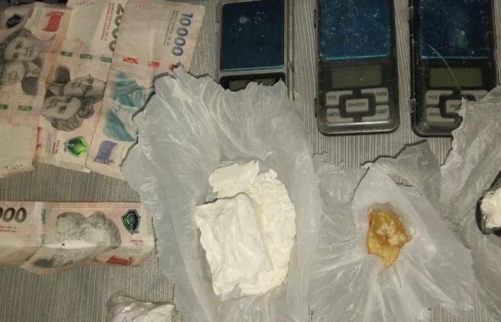 Droga y dinero incautados a la banda.