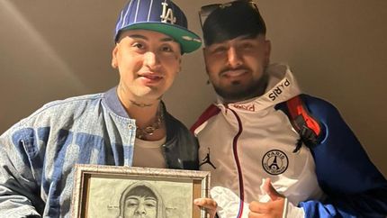 Tiago y Jonathan en el momento de la entrega del dibujo.