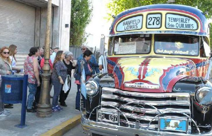 a BORDO DE UN COLECTIVO CON 52 AÑOS DE SERVICIO EN LOMAS.