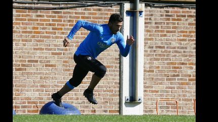 Había padecido una entorsis en la rodilla izquierda.