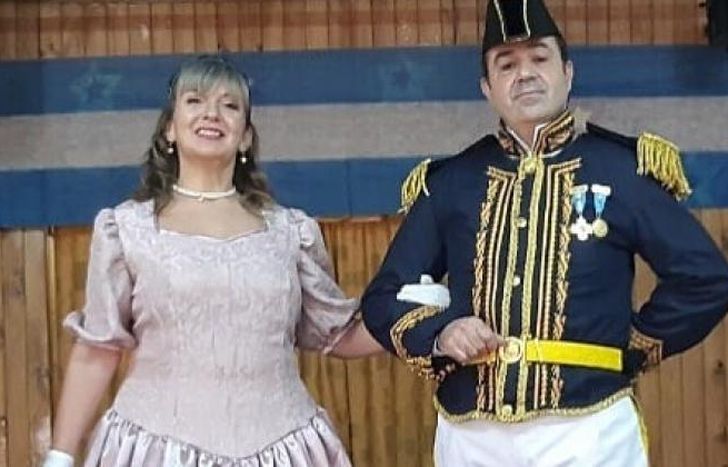 Con ropa de época.