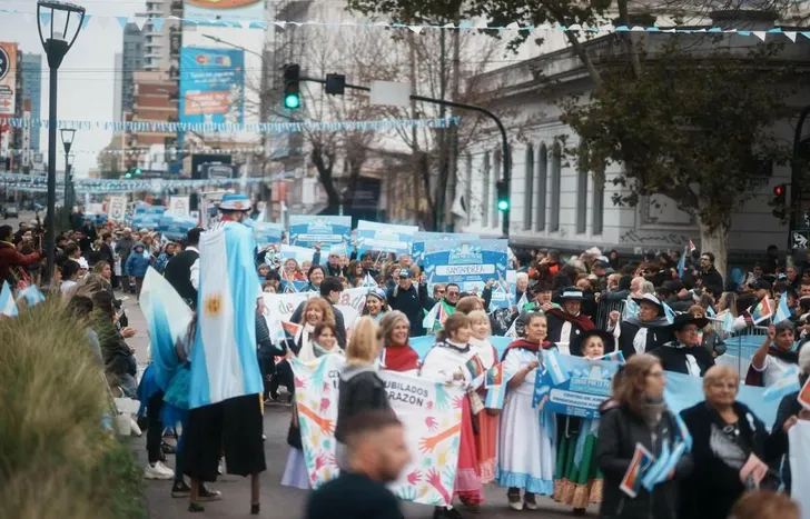 Desde el mediodía, en la Plaza Grigera, habrá desfile cívico de instituciones. locales,