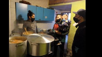 Los amigos que jugaban al fútbol todos los lunes encaran su primer trabajo solidario.