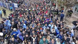 Una multitud se acercó a Avellaneda a despedir al Indio Solari, Una multitud se acercó a Avellaneda a despedir al Indio Solari,