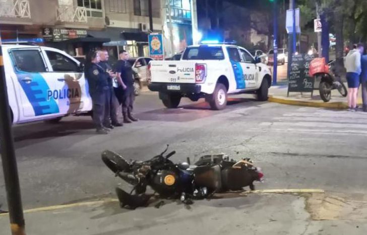 La moto de Emiliano tras ser embestida por el colectivo en Lomas.