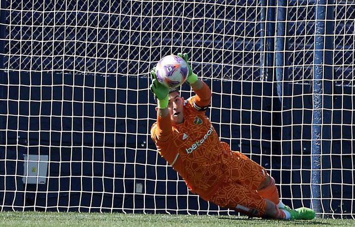 Brey ataja el penal de Espíndola.