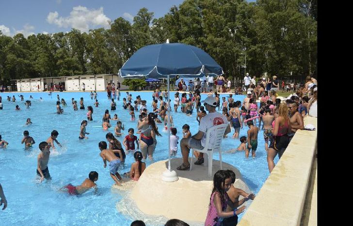 la primera jornada fue a pleno sol y con miles de chicos disfrutando de las piletas.