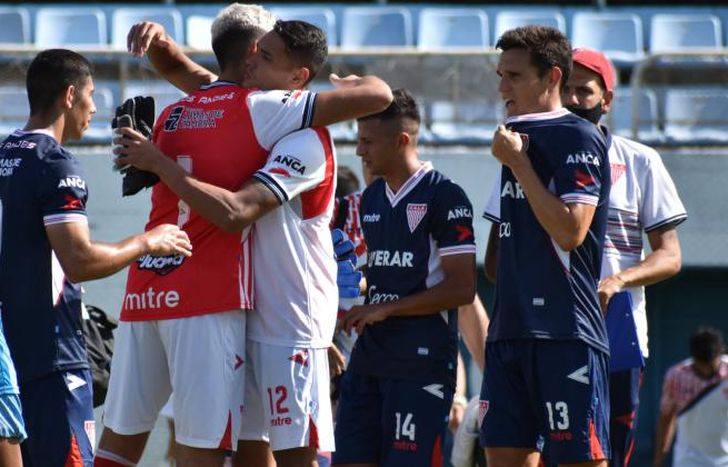 Brey se abraza con Díaz, el otro arquero milrayitas.