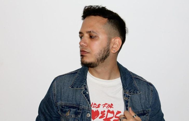 Reemplazable es una canción que habla del dolor de soltar y la fuerza de seguir.