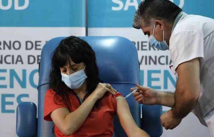 Avanza la vacunación y descienden los casos.