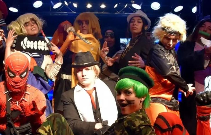 Todos los personajes en el Paseo Lomitas.