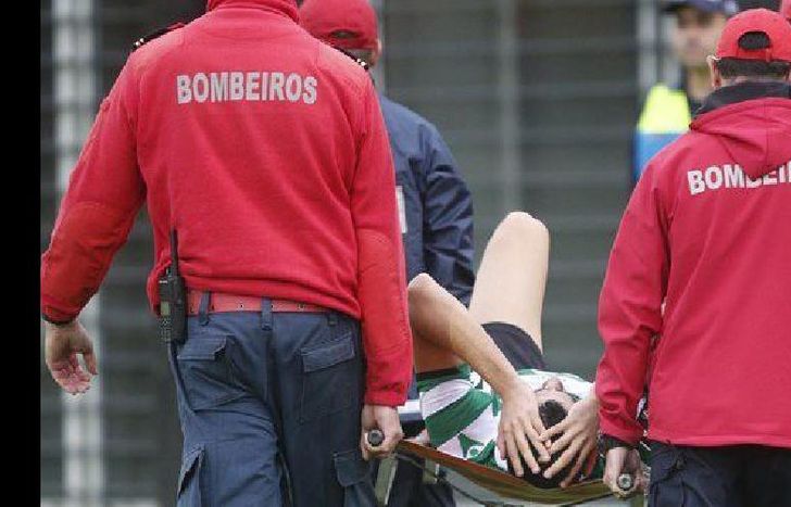 Así se retiró Rodrigo Battaglia, en camilla y muy dolorido en su rodilla derecha.