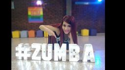 Dicta clases de Zumba para todas las edades a través de la red social Facebook.