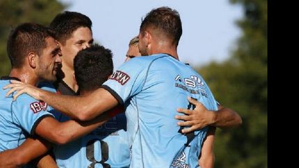 Todos los abrazos para Nicolás Benegas, autor del segundo gol de la tarde en Adrogué.