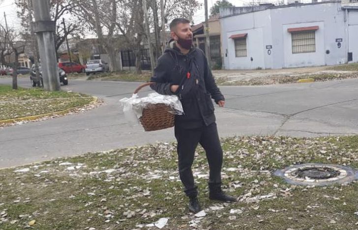 Demian se gana la vida en las calles de Villa Galicia.
