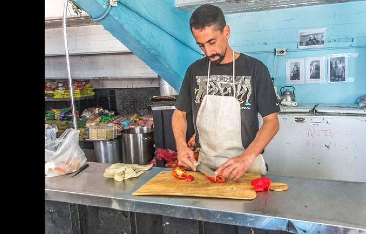 Todos los días cocinan para decenas de personas que están viviendo en el club o se acercan.