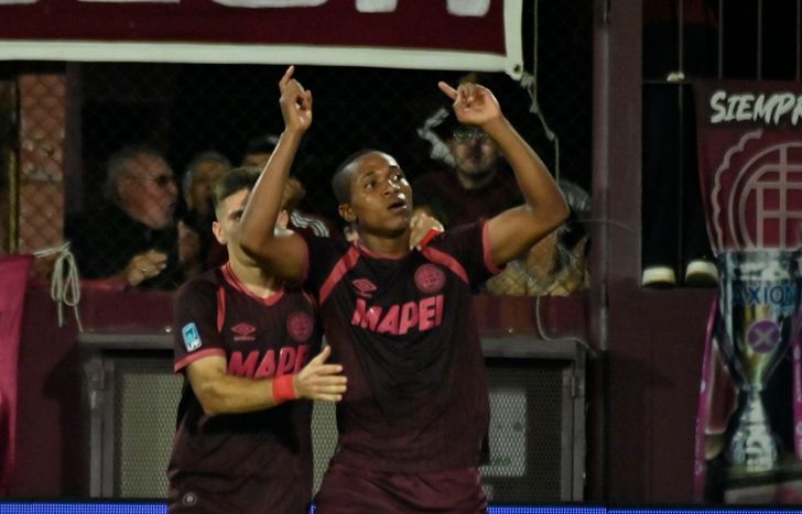 Yoshan Valois le dio el triunfo agónico a Lanús.